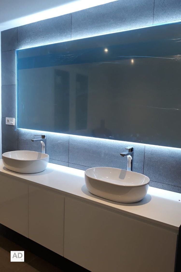 Los Espejos Con Luz Led Aplican Una Estética Moderna En El Baño en ...