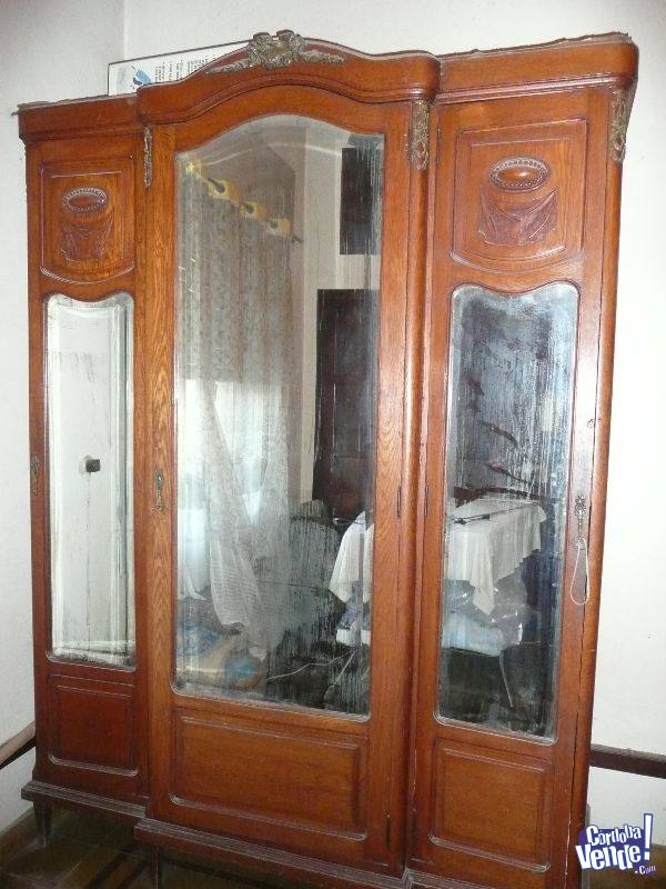 Ropero Antiguo Con Espejos En Sus 3 Puertas en Córdoba Vende